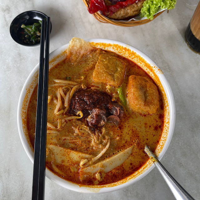Mee Siam with Kapitan Chicken Drumstick