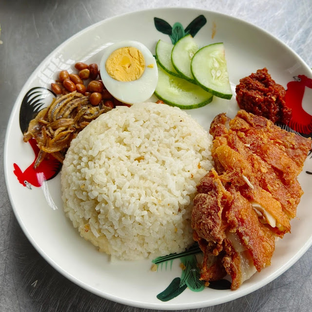 nasi lemak with fried chicken 椰浆饭 炸鸡