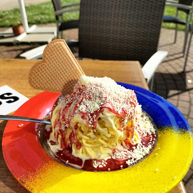 Großes Spaghetti Eis