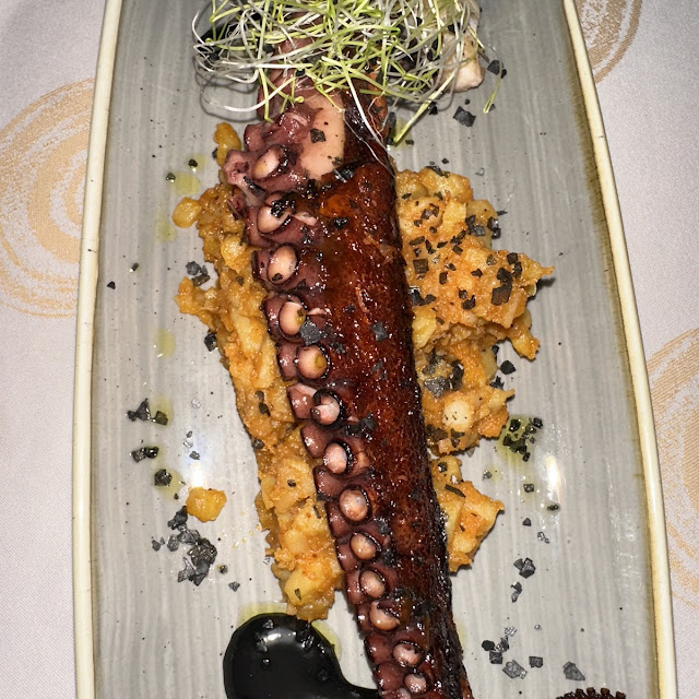 Pulpo A la Brasa Sobre Cama de Patatas
