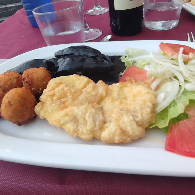 Ensalada Mixta Con Tomate Merluza Y Chipirones