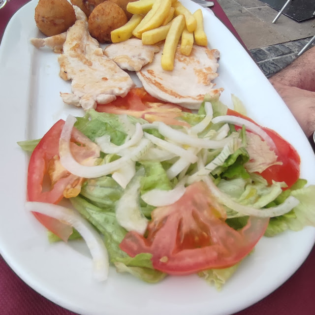 Ensada Mixta Con Tomate Y Cebolleta Lomo Y Patatas Fritas