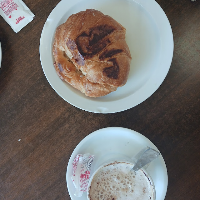 Croissant E Cappuccino