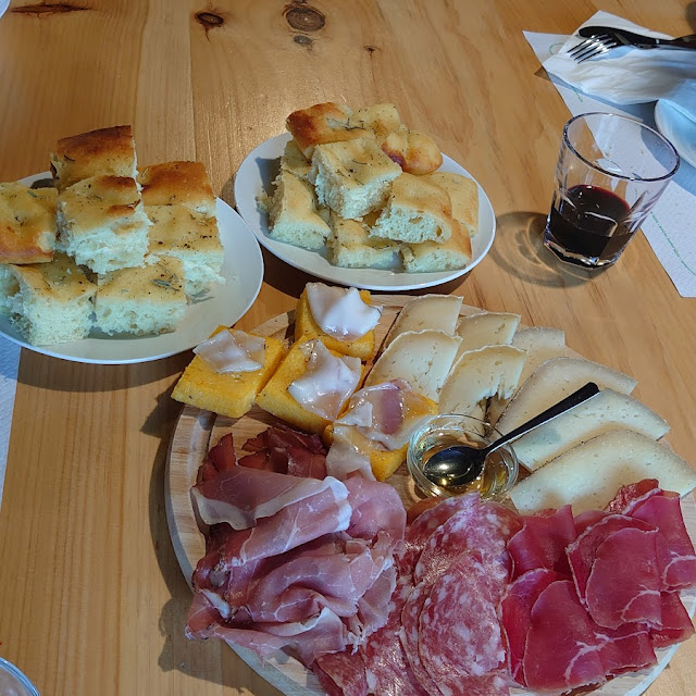 Tagliere Di Salumi E Formaggi