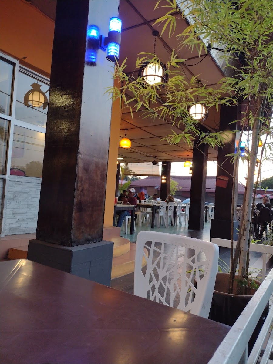 Restoran D’Muroh ( Jalan Teluk Muroh / Teluk Batik, Lumut, Perak )