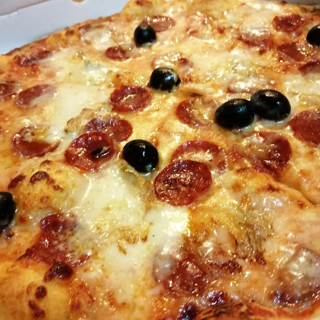 Mozzarella Gorgonzola Salame Piccante Olive Nere