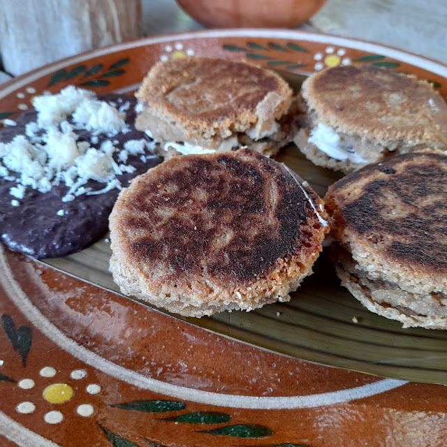 Bocoles de Chicharrón Rellenos de Queso de Hebra Quesillo Queso Oaxaca
