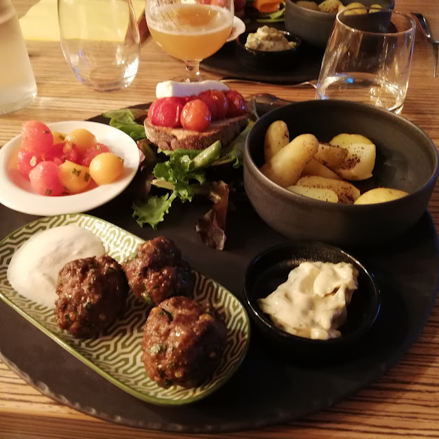 Boulettes Cumin Tartine Tomates Cerise Melon Salade
