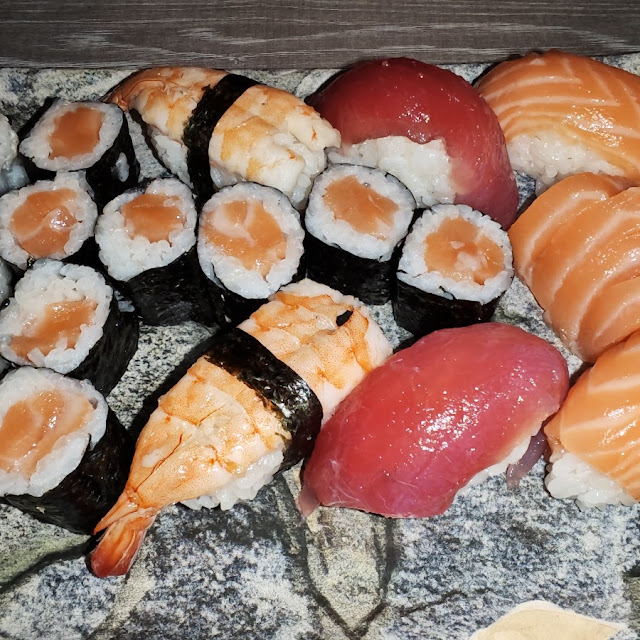 Bandeja B4 22 Piezas Niguiris de Salmón Atún Makis de Salmón California
