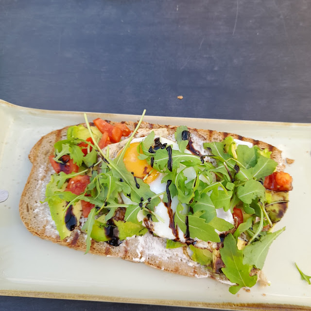 Avocadotoast Mit Ei Tomaten Käse