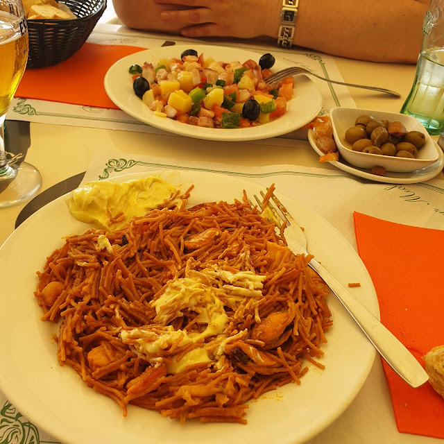 Fideuá Y Ensalada de Pulpo