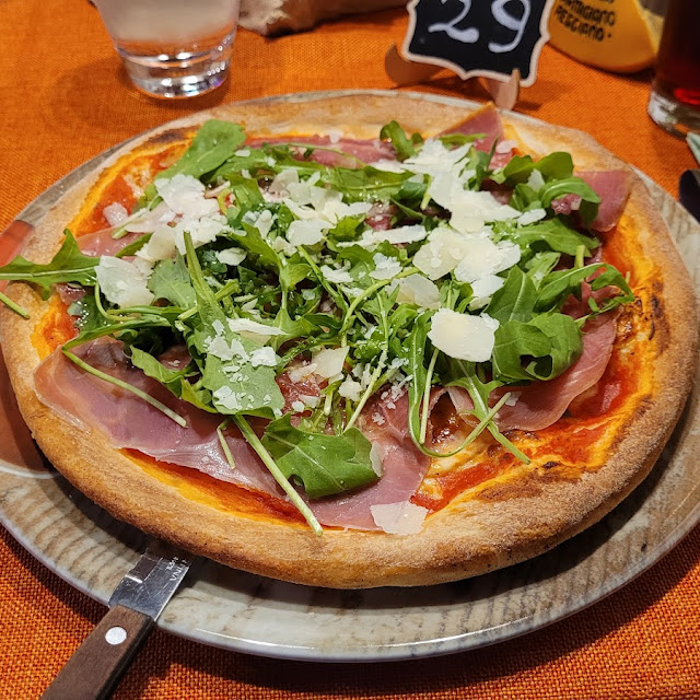 Pizza Mit Rohem Schinken Rucola Und Parmesan