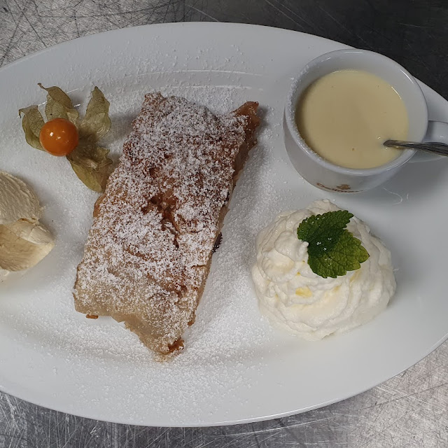 Warmer Apfelstrudel Mit Vanillesoße Eis & Sahne