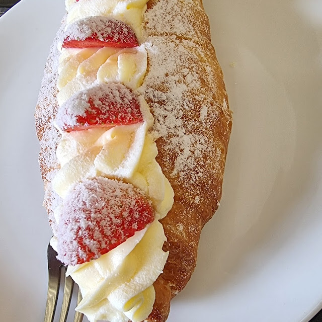 Croissant with Cream