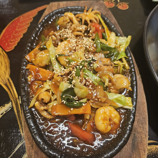 해물 철판 볶음 griddled seafood
