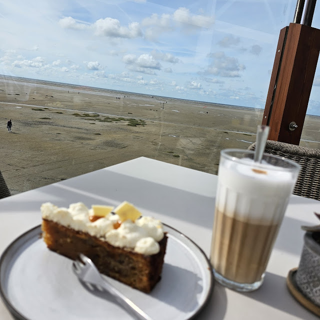 Latte Macchiato Mit Torte