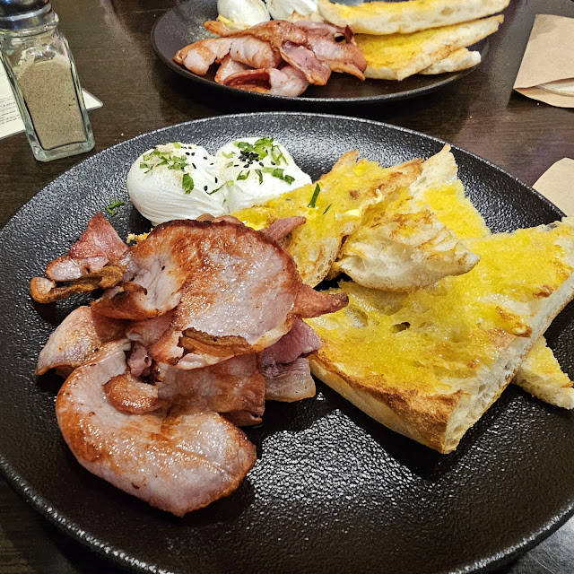 Poached Eggs with Bacon and Turkish Bread