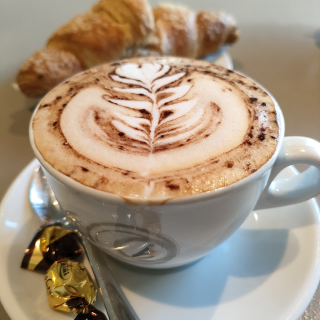 Cappuccio Con Cacao E Brioche Al Miele