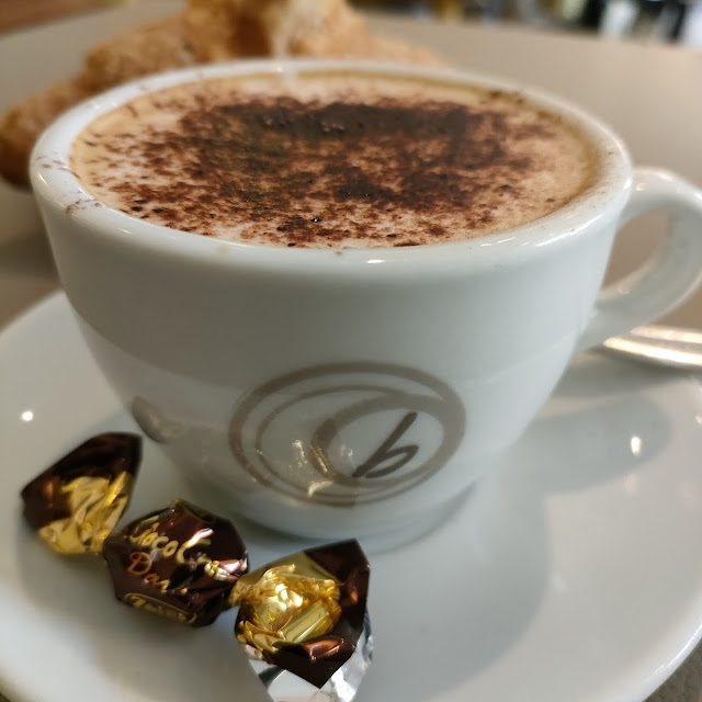 Cappuccio E Brioche Frutti Di Bosco