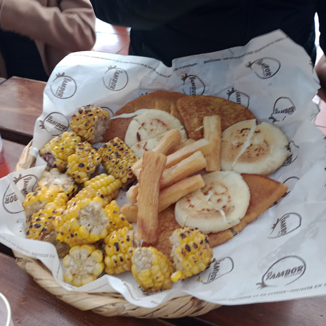 Arepa de Choclo Con Queso Y Yuca Frita