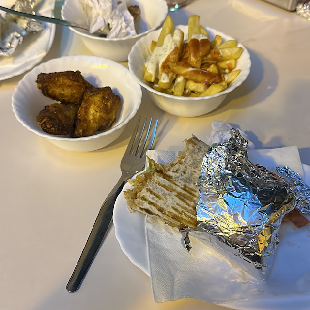 Rollo de Pollo Alitas Y Patatas Con Dos Salsas