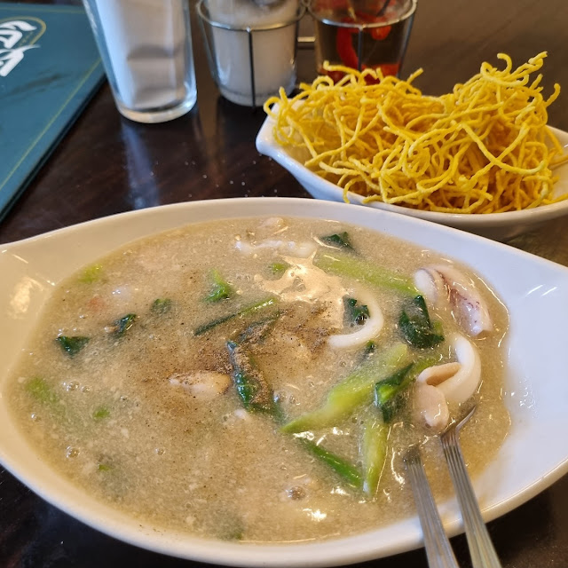 หมี่เหลืองกรอบราดหน้าทะเล