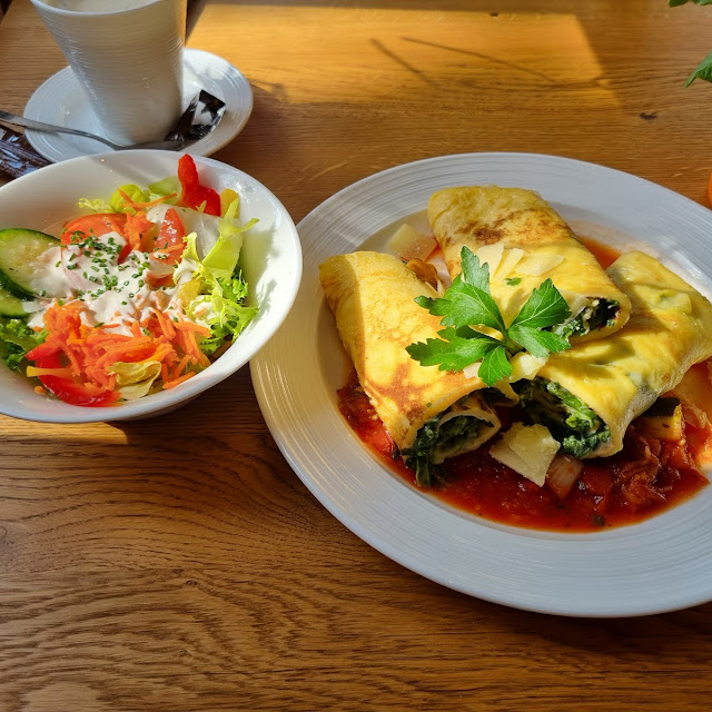 Gefüllte Pfannkuchen Mit Beilagensalat