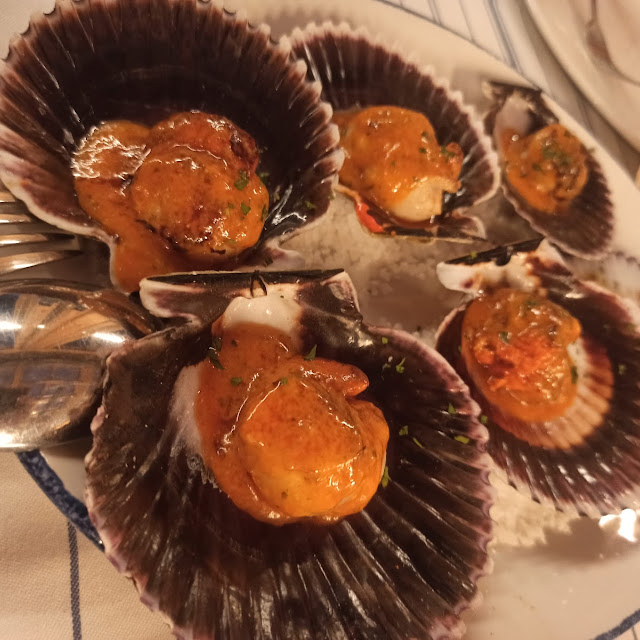 Zamburiñas A la Parrilla Con Salsa Mediterránea