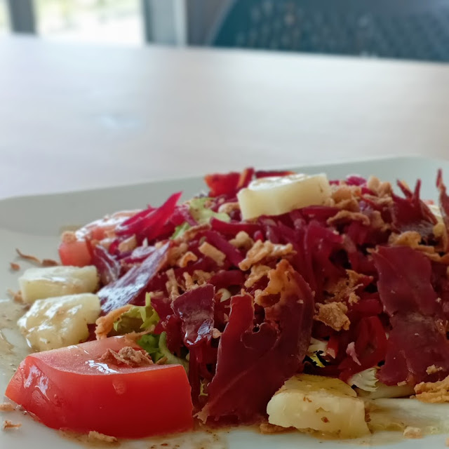 Ensalada de Remolacha Con Piña Y Crujiente de Cebolla