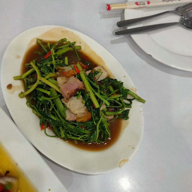 ผัดกระเฉดหมูกรอบ