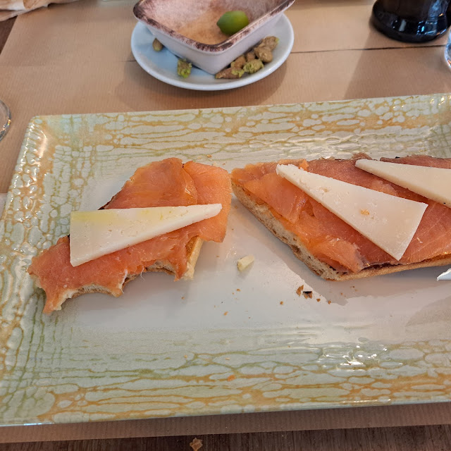 Tostada Salmon Y Queso