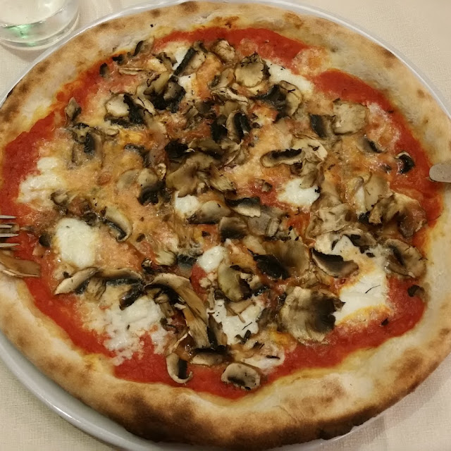 Pizza Margherita with Fresh Mushrooms