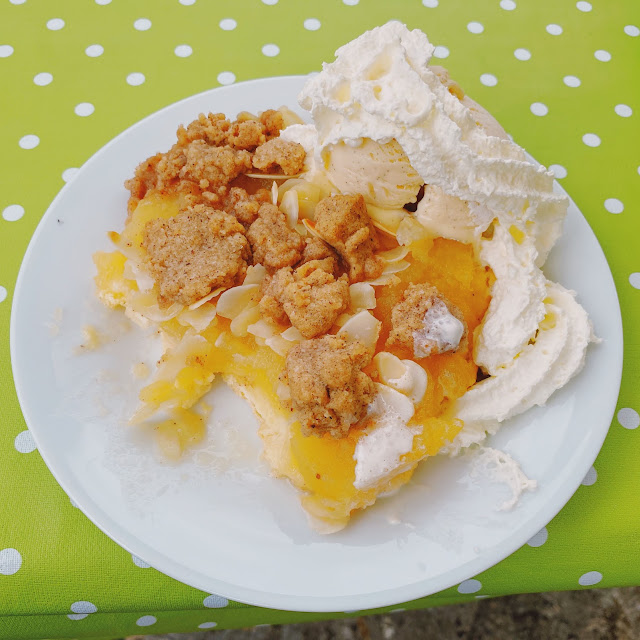 Apfelkuchen Mit Vanilleeis Und Sahne