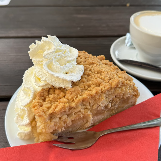 Apfel-streusel-kuchen Mit Sahne Und Cappuccino