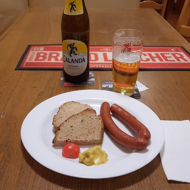 Schweinswürstchen Mit Brot Und Schweizer Bier Für CHF 6 00