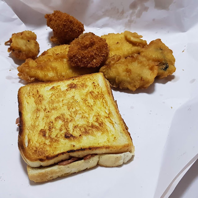 Fish Mussels Crumbled Mushroom Ham&Pineapple Toast