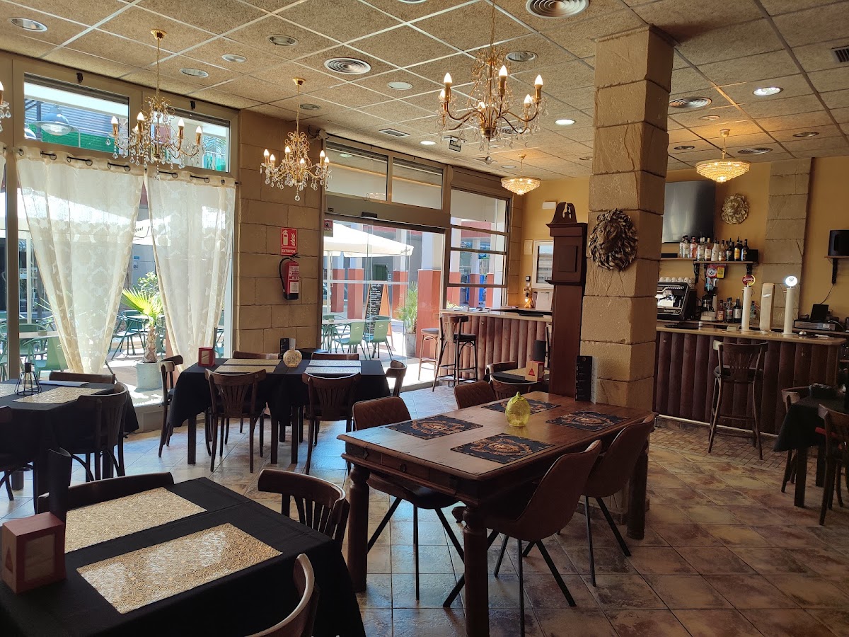 The Golden Lion Food & Drinks