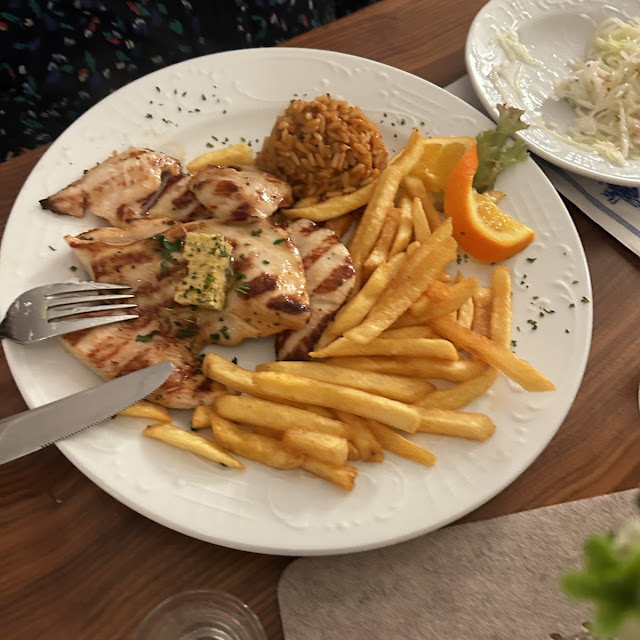 Gegrillte Hähnchenbrust Mit Pommes Und Reis