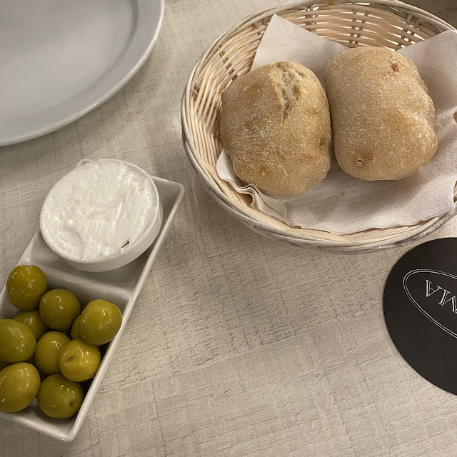 Aceitunas Y Pan Con Alioli