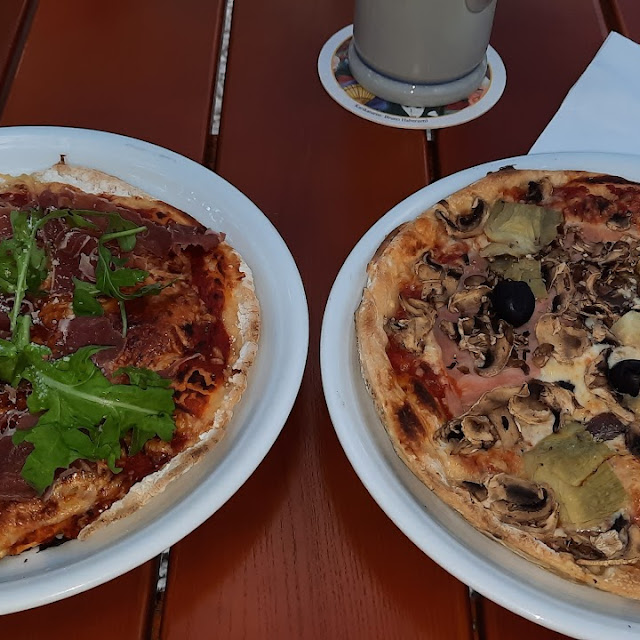 Rechts Pizza Funghi Links Pizza Salami