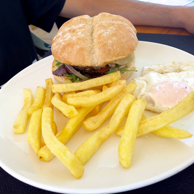 Hamburguesa Con Patatas Y Huevo