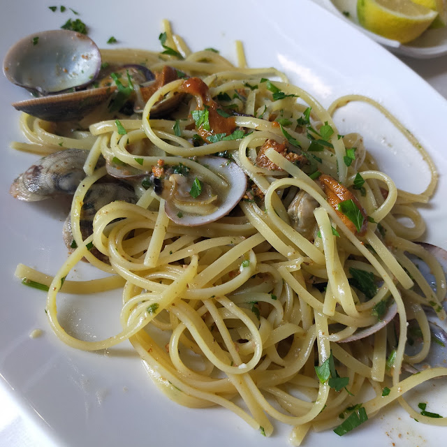 Spaghettis Con Almejas Huevas de Atún Y Erizo de Mar