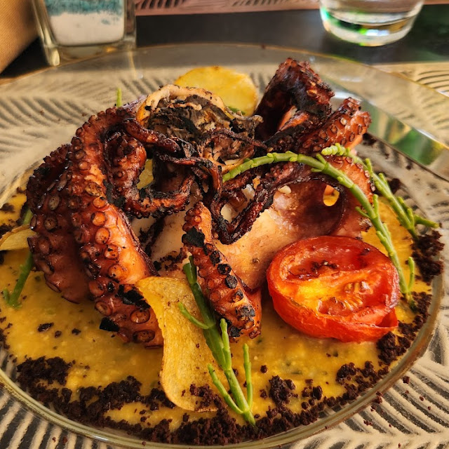 Polpo Su Letto Di Hummus Di Ceci
