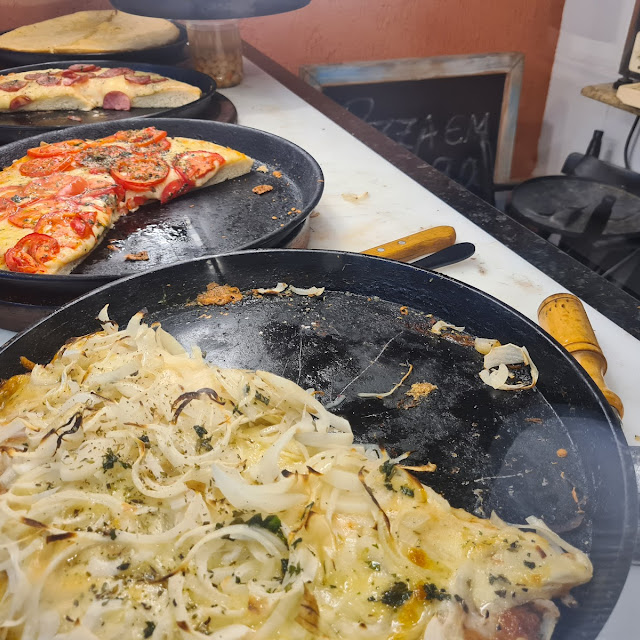 Pizza Em Fatia A de Mussarela Com Cebola É A Especialidade