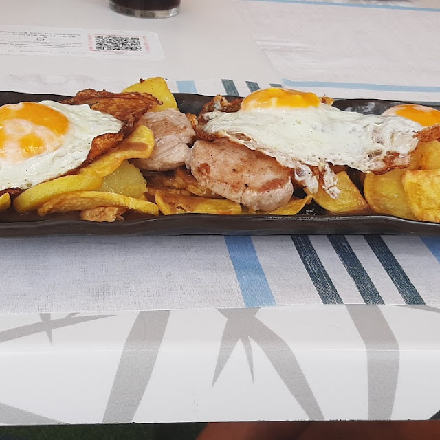 Patatas Con Huevos Y Solomillo En Salsa de Setas