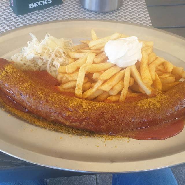 Riesen Currywurst Mit Pommes Frites