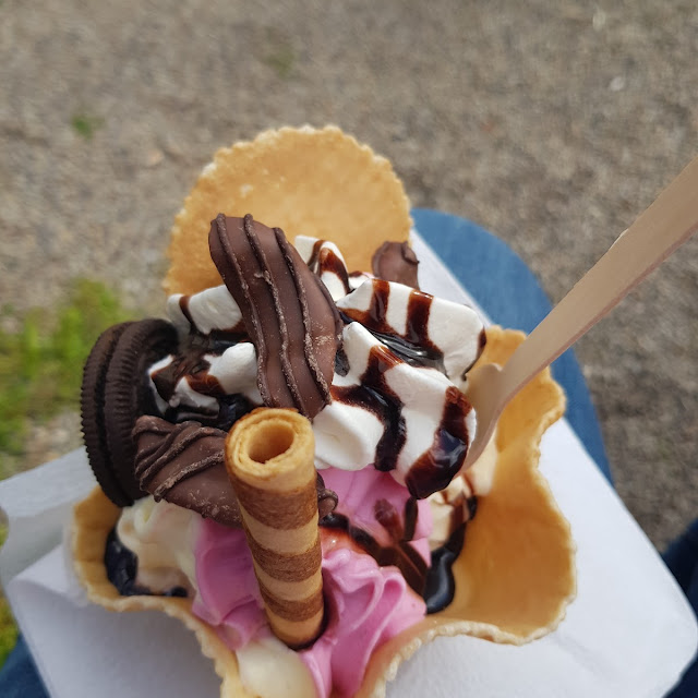 Oreo Becher Mit Erdbeer-vanille Eis