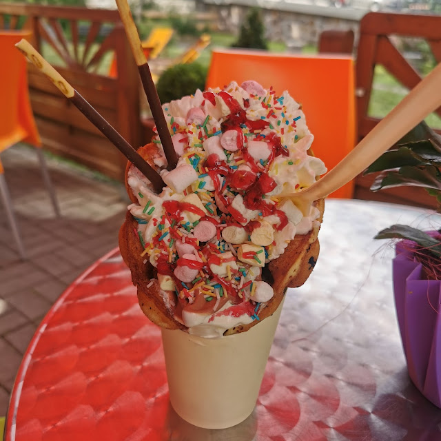 Bubble Waffel Mit Erdbeer Vanille Softeis U Marshmallows