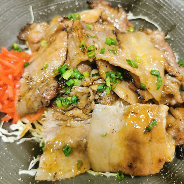 ข้าวหมู3ชั้นย่าวเตาถ่าน อร่อย