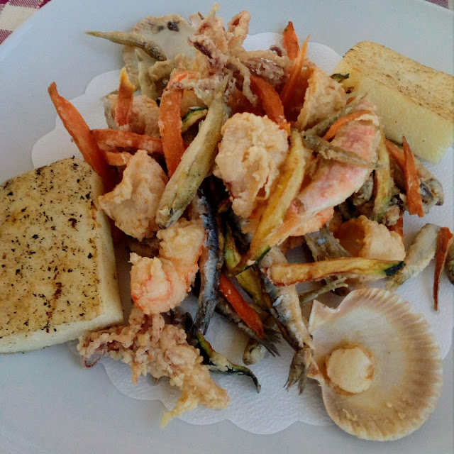 Fritto Di Pesce Con Polenta Bianca